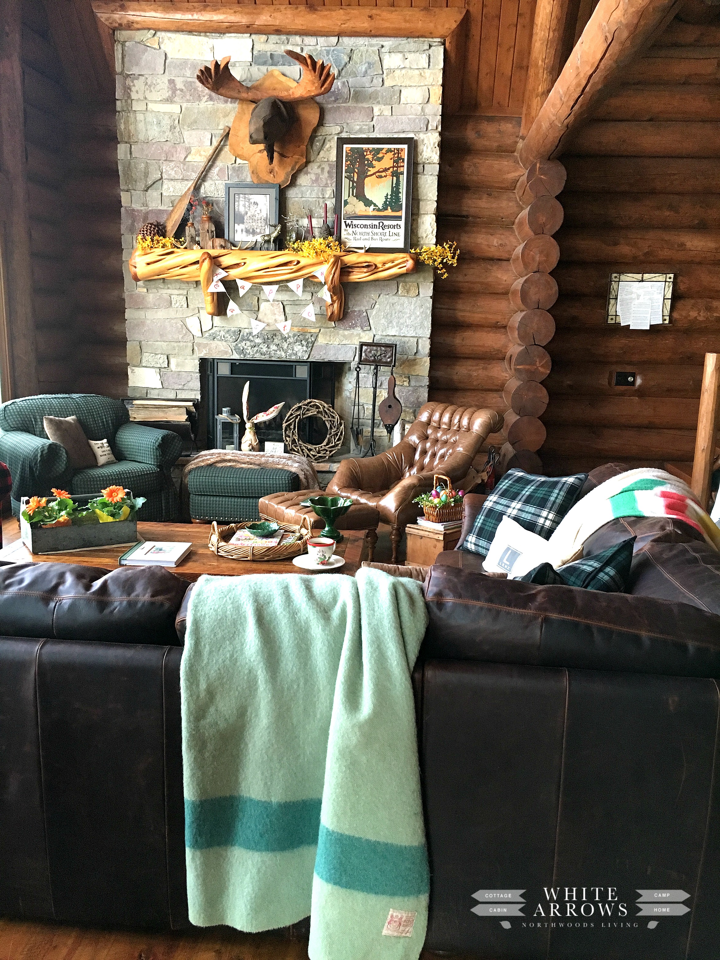 https://whitearrowshome.com/wp-content/uploads/2017/04/Spring-Decor-Cabin-Great-Room.jpg