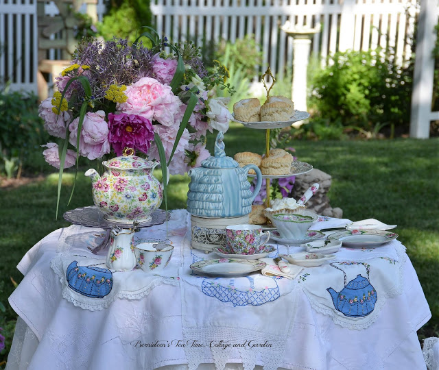 Alice in Wonderland Table and Party Favors - Debbee's Buzz