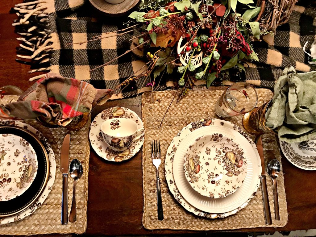 Thanksgiving pacesetting, vintage dishes