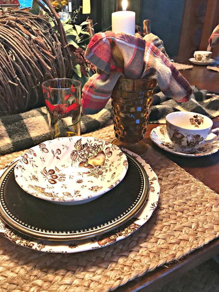 Thanksgiving pacesetting, vintage dishes