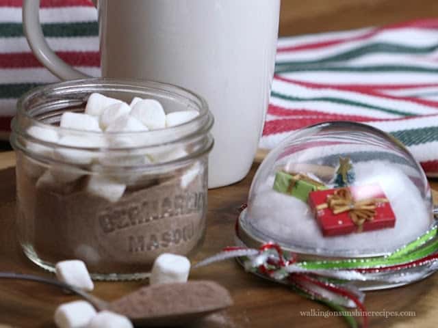 https://walkingonsunshinerecipes.com/mason-jar-hot-chocolate/