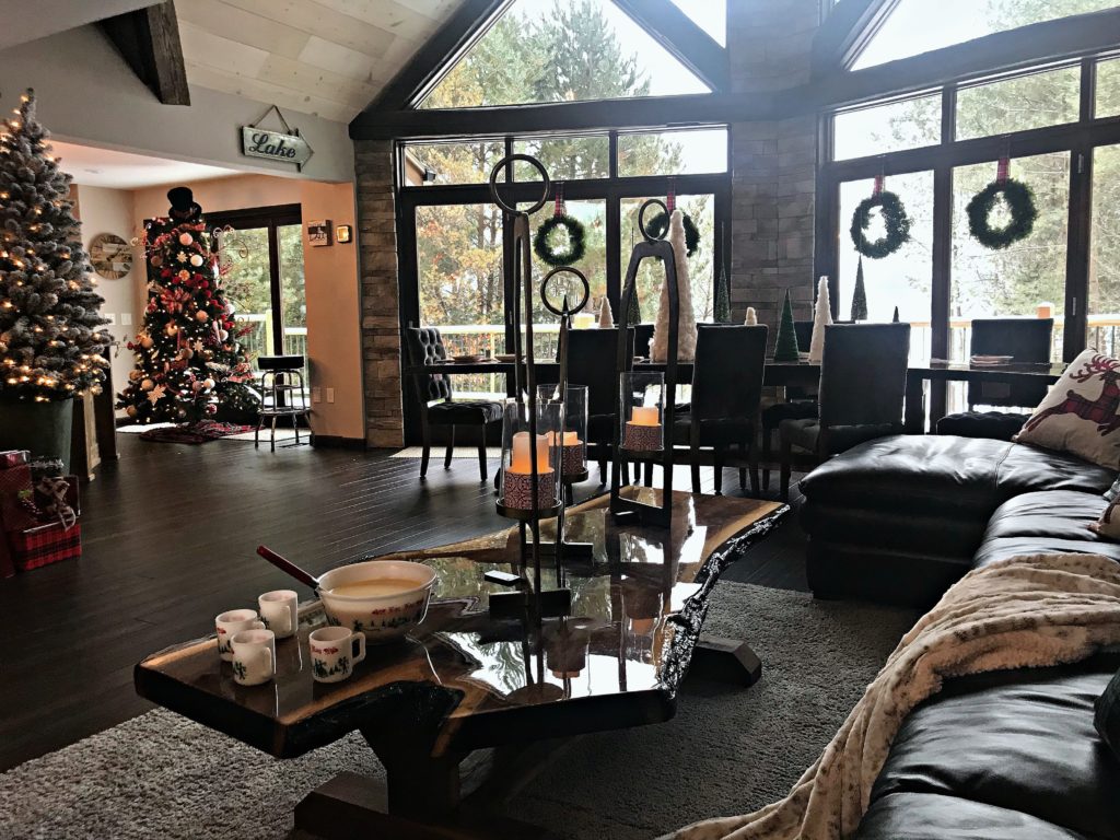 christmas-great-room-lake-house-vactiaon-rental