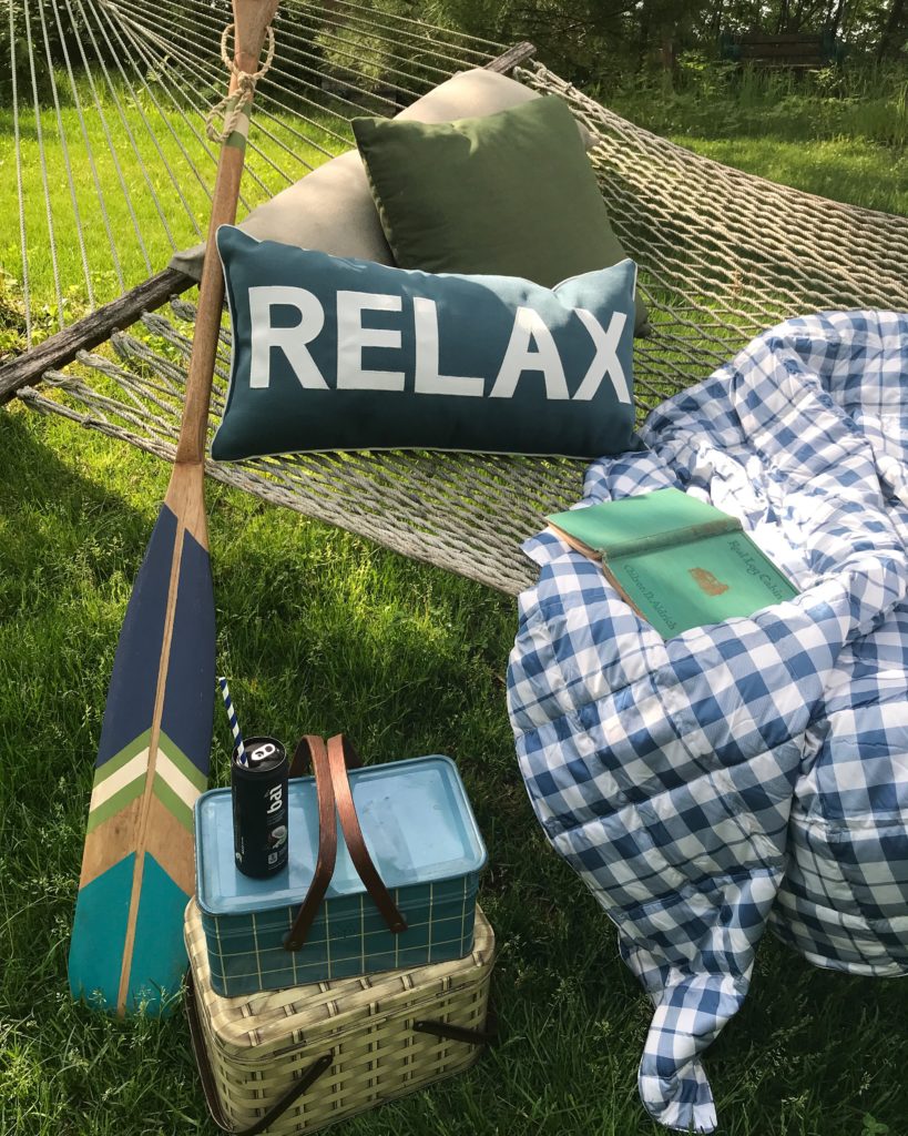 hammock-reading-backyard-summer-decor