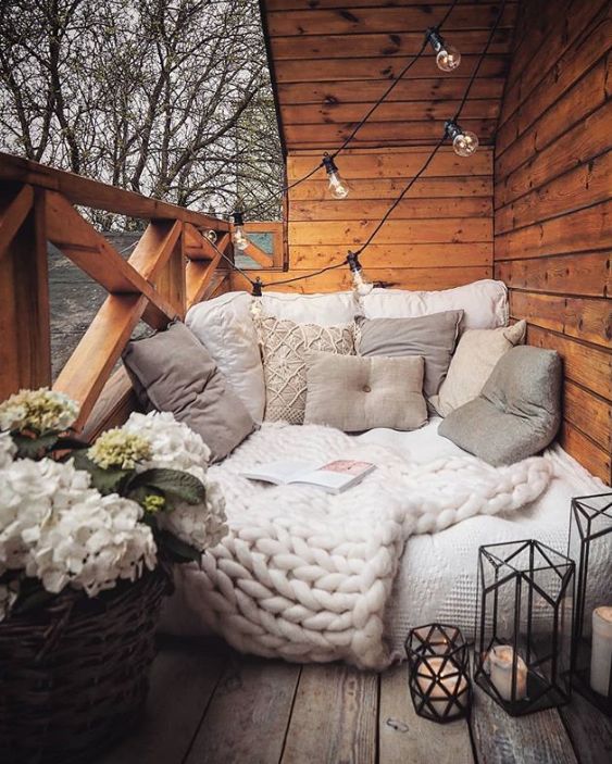 Book Nooks- 24 Cozy Spots to Curl Up + Read ~ White Arrows Home