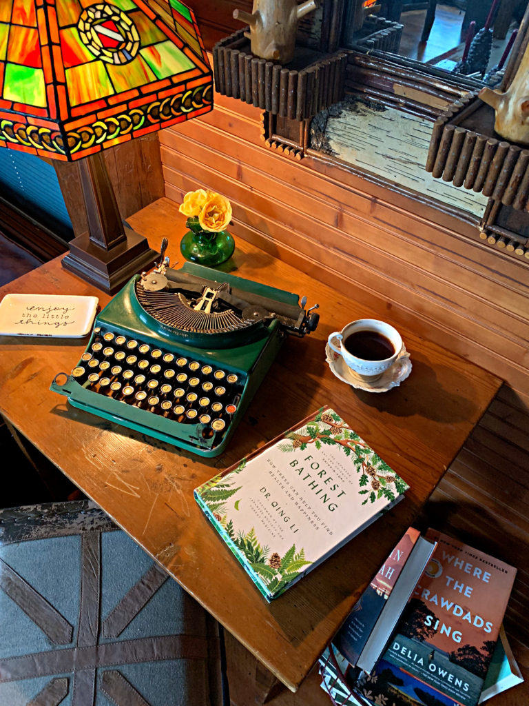 vintage-spring-decor-desk-typewriter