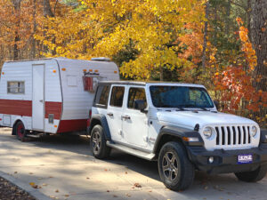 Jeep pulling Vintage Camper