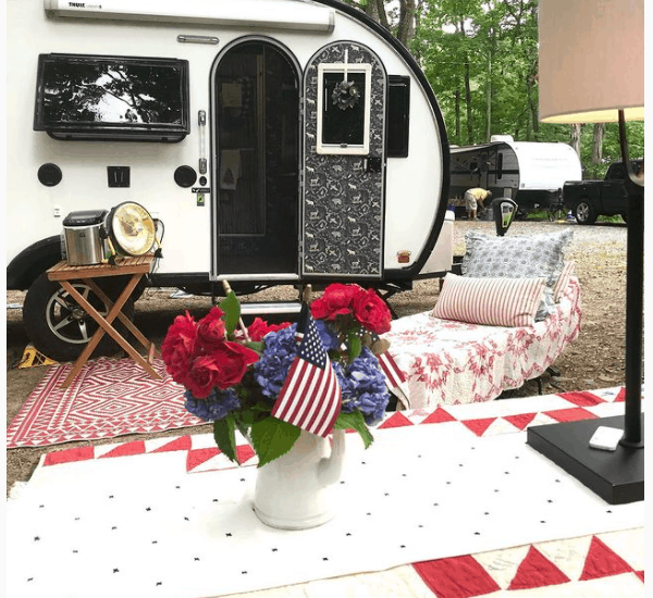 camper with vintage accesories
