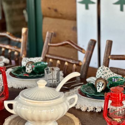A Cozy Cabin Christmas Tablescape Perfect For Entertaining Family and Friends For the Holidays